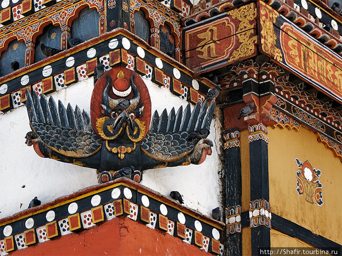 Крепость украшена изображениями священных животных. Одним из них является Гаруда. Тхимпху, Бутан