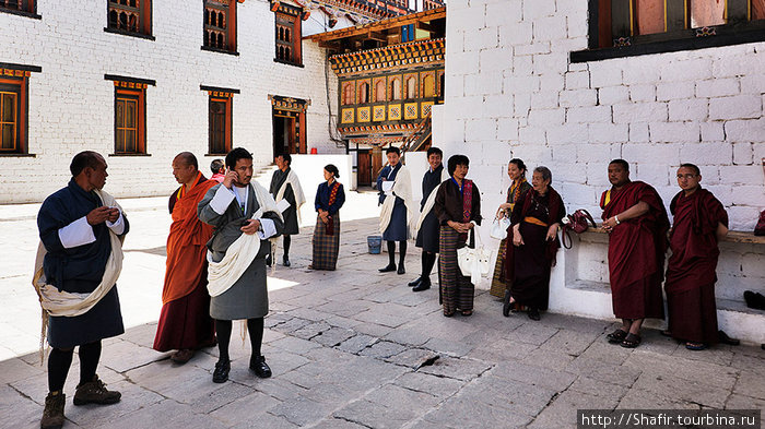 Группа бутанцев ожидающих аудиенции духовного лидера страны. Тхимпху, Бутан