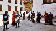 Группа бутанцев ожидающих аудиенции духовного лидера страны.