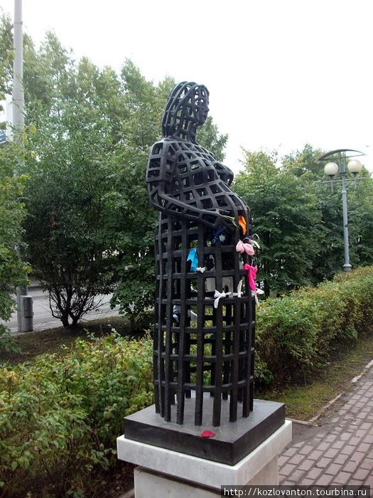 Памятник беременной.
