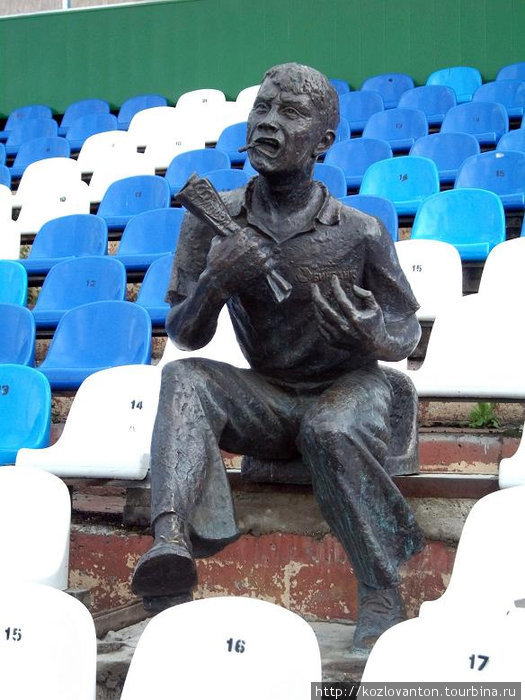 Памятник болельщику на стадионе Труд. Томск, Россия
