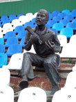 Памятник болельщику на стадионе Труд.