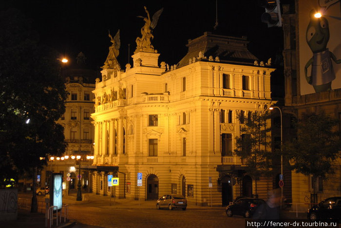 Театр на Виноградах — еще одно заметное сооружение площади Прага, Чехия