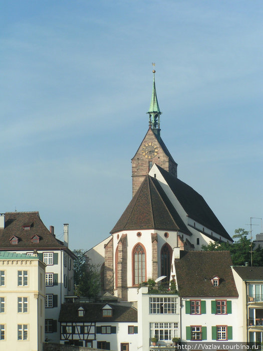 Массивное здание церкви Базель, Швейцария