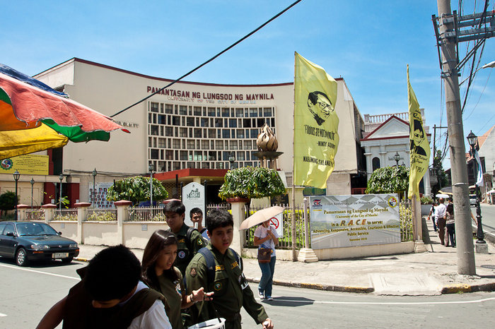 Ученики университета почему то в военной форме, военная кафедра у них там что ли.. Манила, Филиппины