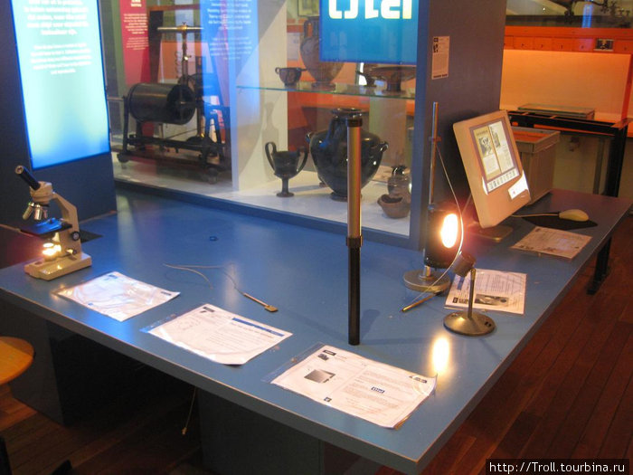 Имущество для ученых экспериментов — с микроскопом и перепадом напряжения в сети, в данном случае Утрехт, Нидерланды