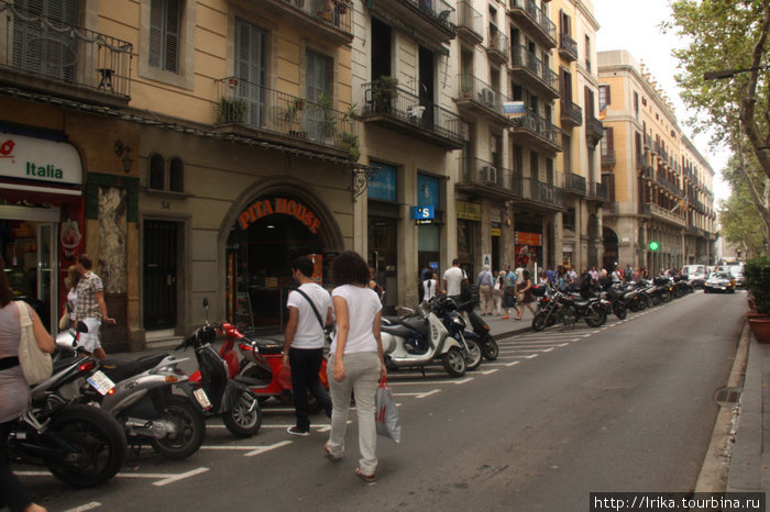 По главной прогулочной улице Барселона, Испания