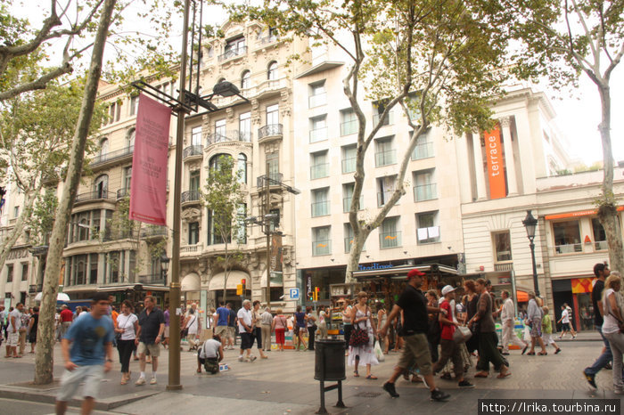 По главной прогулочной улице Барселона, Испания