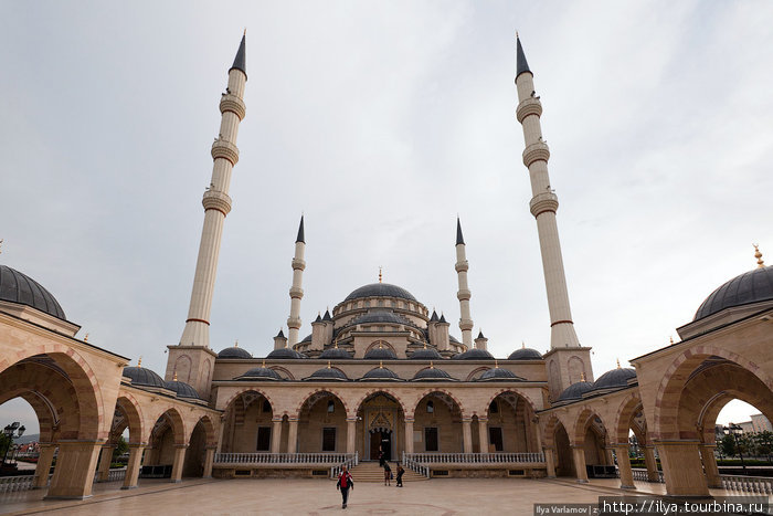 «Сердце Чечни» — мечеть имени Ахмата Кадырова в центре Грозного. Крупнейшая мечеть в России и Европе. Грозный, Россия