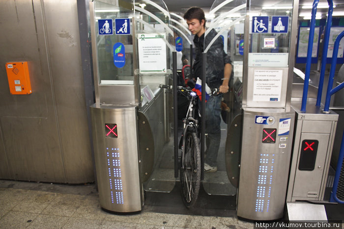 Очень неудобная система входа в метро с велосипедом. Париж, Франция