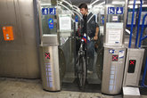 Очень неудобная система входа в метро с велосипедом.