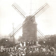 Праздничная мельница. Круговорот танцующих у мельницы на Монмартре окружил площадь во время популярного бала, приблизительно 1900 год.