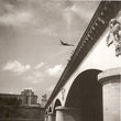 Прыжок в перспективу. Летом 1944-ого смельчак, взлетев как ангел, бросился в Сену с моста Йена.