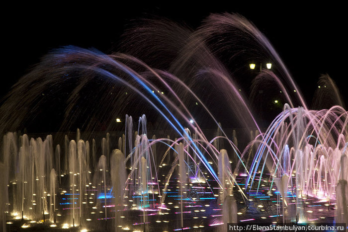 Царицыно ночью. Танцующий фонтан Москва, Россия