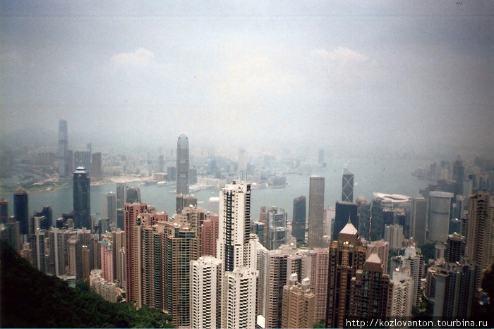 Вид на город контрастов с пика Виктория, что расположен на острове Гонконг. Гонконг