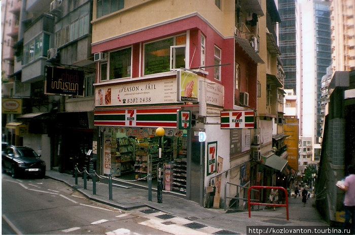 Сеть небольших магазинов 7 eleven.  Как оказалось, они распространены, помимо  Южной Кореи, еще и в Гонконге. Гонконг