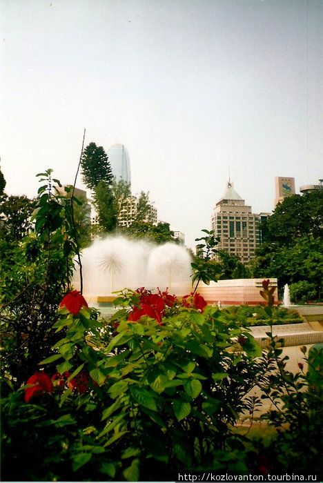 Зоолого-ботанический сад с фонтанами и причудливой тропической растительностью. Англичане начали его создавать еще в 60-х годах XIX в. Гонконг
