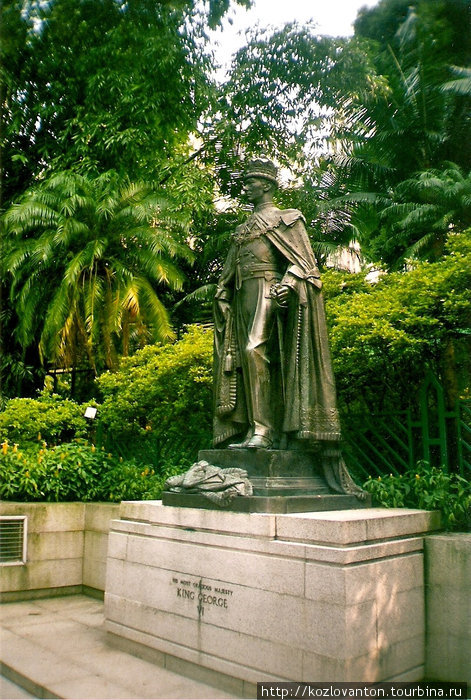 На одной из тенистых аллей — памятник Георгу YI (отцу английской королевы Елизаветы II), установленный в 100-летнюю годовщину с момента передачи острова Гонконг Великобритании. Гонконг