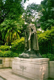На одной из тенистых аллей — памятник Георгу YI (отцу английской королевы Елизаветы II), установленный в 100-летнюю годовщину с момента передачи острова Гонконг Великобритании.