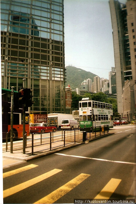 Двухэтажные трамваи — одно из чудес Гонконга. Их я больше нигде не видел. Гонконг