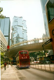 Оживленное движение на нешироких улицах Гонконга после присоединения к Китаю так и осталось левосторонним, впрочем как и в Великобритании.