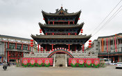 На центральной площади города по традиции находится пагода.