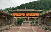 Жилая часть монастыря. Лама монастыря учится в Китае.