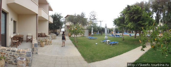 внутренний двор отеля Гурнес, Греция