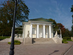 Дворцовый павильон постройки 1812 года , со львицами у входа.