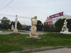Эти скульптуры также с внешней стороны парка.