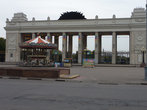 Напротив Парка скульптур величественный вход в Парк культуры им. Горького.
