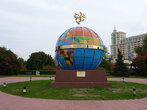 На центральной аллее Парка скульптур стоит символ мира и добра — глобус.
