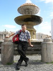Я возле фонтана на пьяца Сан-Пьетро