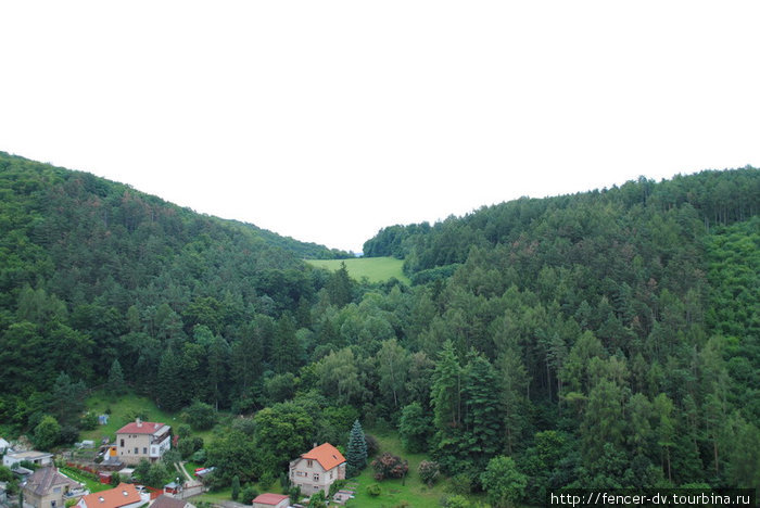 Деревушка Карлштейн с высоты замка Карлштейн, Чехия