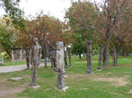 Часть экспозиции, посвященной жертвам сталинских репрессий. Этк композицию  передал в дар парку скульптор Е.И.Чубаров в 1998 году