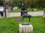 Эта конная статуя очень маленькая и нет подписи — кому она изваяна? Может это маршал Жуков?
