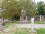 Памятник И.Сталину работы скульптора С.Д. Меркурова, вокруг его жертвы...