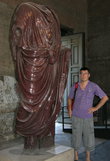 Я, рядом с порфировой скульптурой, возможно императора