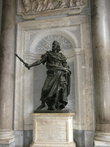 Перед входом в Санта Мария Маджоре, памятник Филиппу четвертому