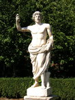 Мужская античная скульптура в саду Ватикана