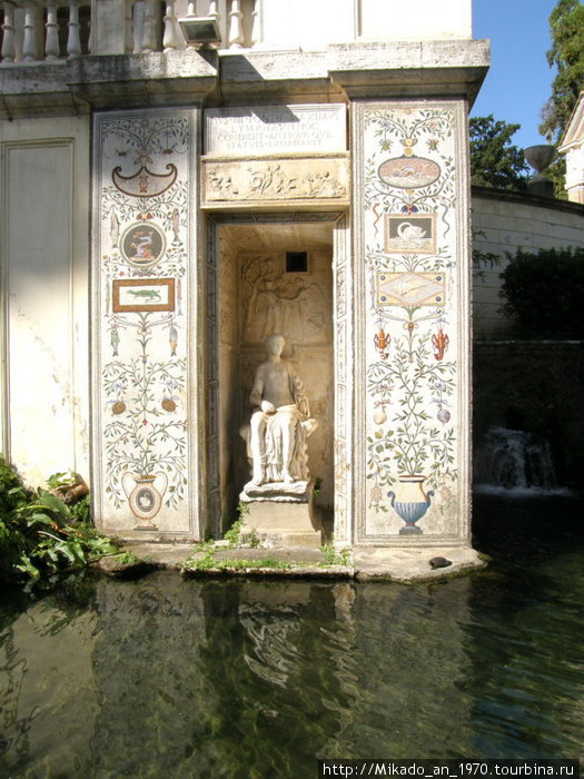 Скульптура у озера Рим, Италия