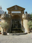Небольшой фонтан с двумя башнями и грифонами