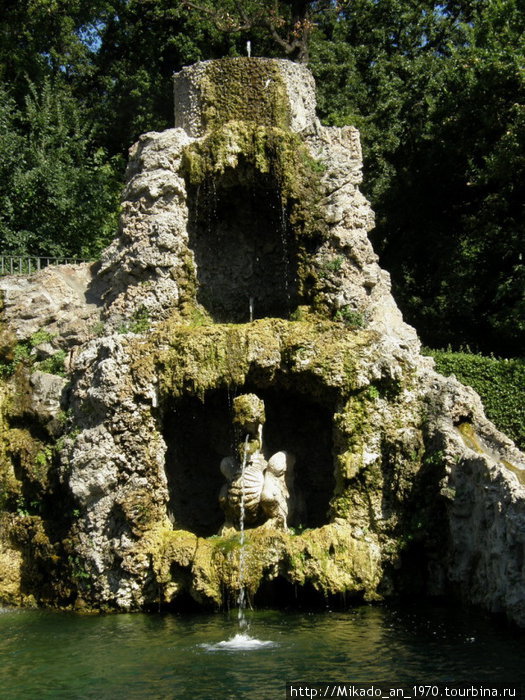 Двухьярусный фонтан дракончика Рим, Италия