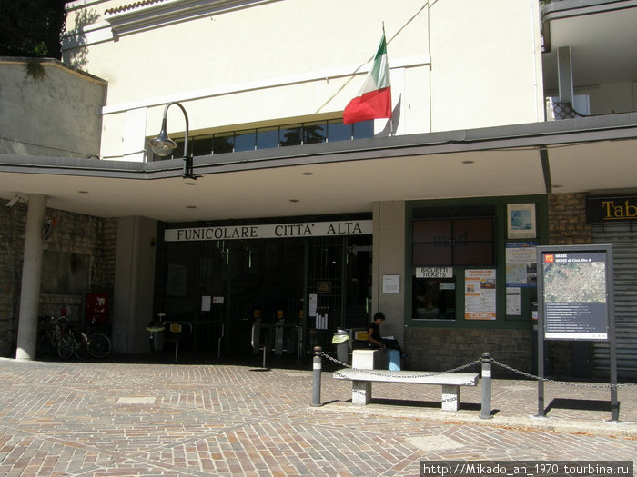 Станция фуникулера в чита-баса Бергамо, Италия