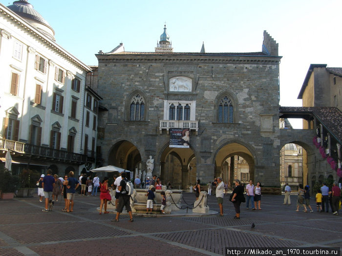 Центральная площадь в Бергамо в чита-альта Бергамо, Италия