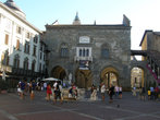 Центральная площадь в Бергамо в чита-альта