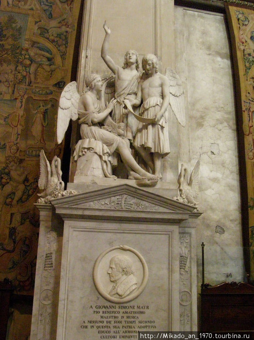 Надгробье Джовани Симоно в Бергамском Дуомо Бергамо, Италия