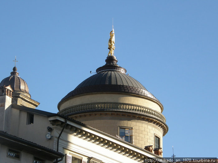 Купол с позолоченой статуей в Бергамо Бергамо, Италия