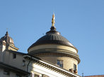 Купол с позолоченой статуей в Бергамо