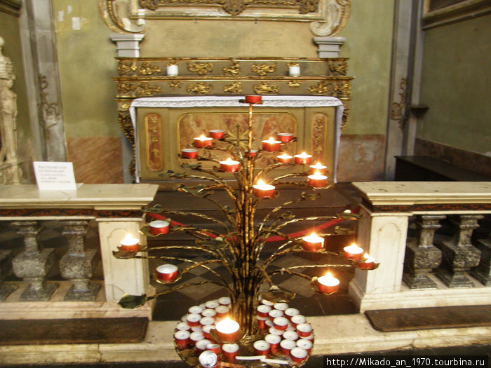 Здесь можно поставить свечу Бергамо, Италия